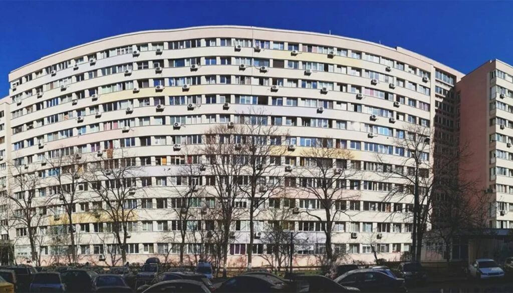 cate-apartamente-are-cel-mai-mare-bloc-din-romania.-este-cat-un-oras-intreg