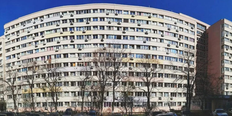cate-apartamente-are-cel-mai-mare-bloc-din-romania.-este-cat-un-oras-intreg