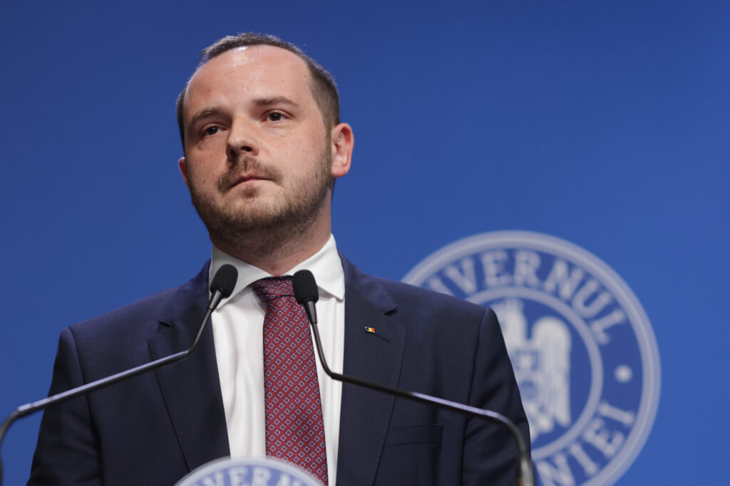 dupa-ce-ministrul-sanatatii-rogobete-a-panicat-oamenii-pe-facebook-anuntand-mobilizarea-a-6-spitale-pentru-un-avion-care-s-a-intors-pe-otopeni,-putem-anunta-ca-rogobete-nu-va-mai-fi-ministru-si-ca-toti-vom-muri-nu-acum,-la-un-moment-dat-–-hotnews.ro