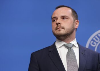 ministrul-rogobete-spune-ca-a-actionat-bine-in-cazul-anunturilor-pe-facebook-despre-avionul-hisky:-asta-inseamna-organizare-si-coordonare-din-timp,-nu-improvizatieasta-inseamna-responsabilitate-–-hotnews.ro