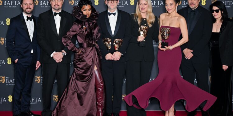 video-premiile-bafta-2026:-surpriza-uriasa-la-cel-mai-bun-film-si-la-o-alta-categorie-importanta-sean-penn-a-luat-primul-premiu-major-dupa-o-seceta-de-17-ani-marele-castigator-al-serii,-la-fel-ca-la-globurile-de-aur-–-hotnews.ro