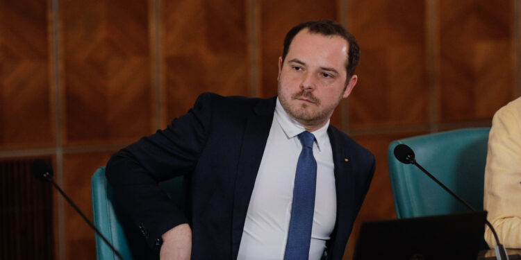 reactii-din-pnl-si-usr-dupa-ce-rogobete-a-anuntat-pe-facebook-ca-a-mobilizat-6-spitale-pentru-avionul-intors-din-drum:-cred-ca-e-mai-bine-sa-fim-pregatiti-vs-ce-legatura-are-ministerul-sanatatii-cu-avionul-care-era-deasupra-bucurestiului?-–-hotnews.ro