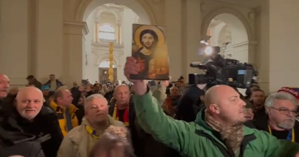 video-tensiuni-la-curtea-de-apel-bucuresti-zeci-de-sustinatori-ai-lui-calin-georgescu-au-intrat-in-cladire-si-au-vrut-sa-mearga-in-sala-de-judecata-–-hotnews.ro