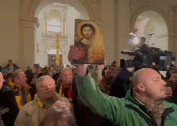 video-tensiuni-la-curtea-de-apel-bucuresti-zeci-de-sustinatori-ai-lui-calin-georgescu-au-intrat-in-cladire-si-au-vrut-sa-mearga-in-sala-de-judecata-–-hotnews.ro