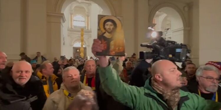 video-tensiuni-la-curtea-de-apel-bucuresti-zeci-de-sustinatori-ai-lui-calin-georgescu-au-intrat-in-cladire-si-au-vrut-sa-mearga-in-sala-de-judecata-–-hotnews.ro