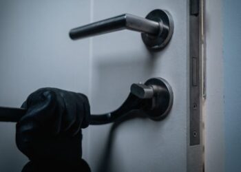 obiceiul-frecvent-care-poate-atrage-hotii-si-va-pune-casa-in-pericol-cand-plecati-in-vacanta