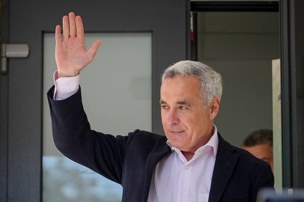 mesajul-lui-calin-georgescu-la-sediul-politiei-buftea:-„clasa-politica-este-confiscata-de-sistem”.-zeci-de-sustinatori-l-au-intampinat-in-urale