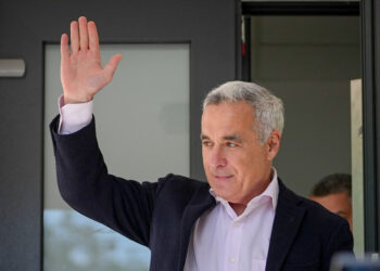 mesajul-lui-calin-georgescu-la-sediul-politiei-buftea:-„clasa-politica-este-confiscata-de-sistem”.-zeci-de-sustinatori-l-au-intampinat-in-urale