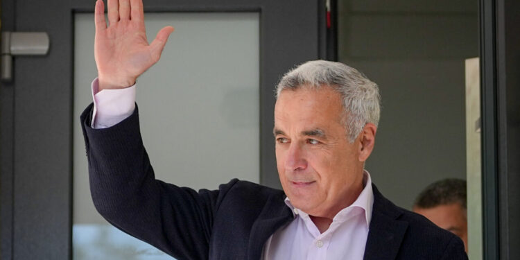 mesajul-lui-calin-georgescu-la-sediul-politiei-buftea:-„clasa-politica-este-confiscata-de-sistem”.-zeci-de-sustinatori-l-au-intampinat-in-urale