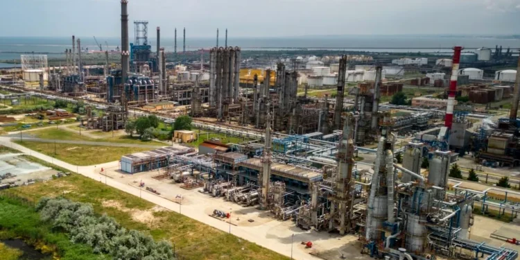 romania-va-ramane-cu-o-singura-rafinarie-de-benzina-si-motorina-functionala-peste-cateva-zile.-ce-se-intampla-cu-celalalte-doua-unitati-din-tara