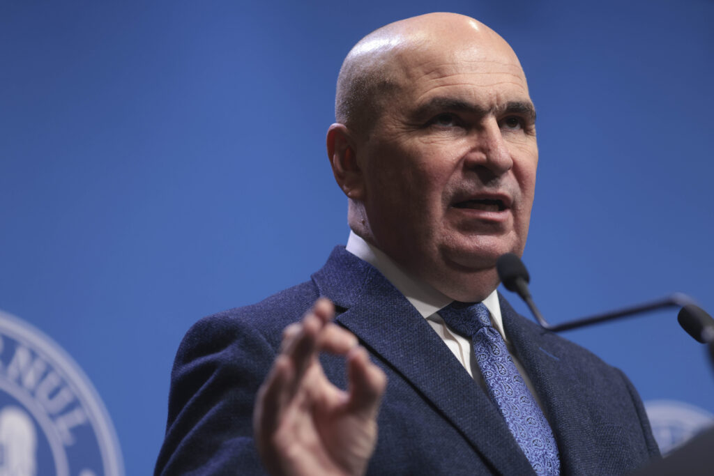 reactia-premierului-bolojan-dupa-ce-un-cunoscut-profesor-universitar-si-a-rupt-diploma-de-doctor,-in-direct-la-tv:-nu-de-diplome-ducem-lipsa-–-hotnews.ro