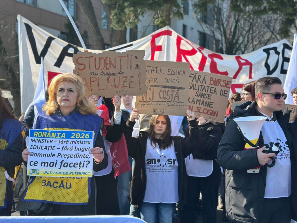 foto-/-video-profesorii-protesteaza-acum-la-palatul-cotroceni:-minister-fara-ministru,-educatie-fara-buget-/-revendicarile-sindicatelor-–-hotnews.ro