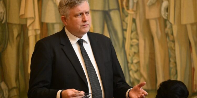 rectorii-a-doua-universitati-il-contrazic-ferm-pe-bolojan:-reducerea-sporului-de-doctorat-nu-a-fost-propusa-de-rectori/-nici-macar-nu-s-a-pronuntat-cuvantul-doctorat-–-hotnews.ro