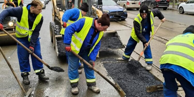 primaria-capitalei-spune-ca-sarea-aruncata-in-nestire-de-operatorii-de-salubritate-a-accentuat-gropile-din-oras:-mii-si-mii-de-tone-–-hotnews.ro