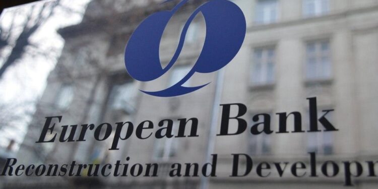 dus-rece-de-la-banca-europeana-pentru-reconstructie-si-dezvoltare.-prognoza-de-crestere-economica-pentru-romania-a-fost-revizuita-in-scadere