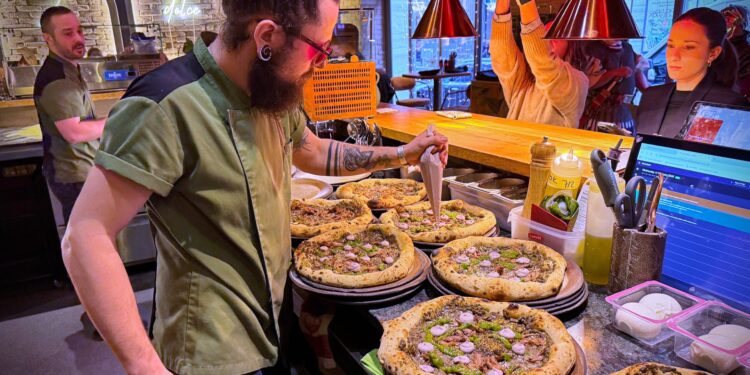 un-restaurant-din-budapesta-spune-ca-a-recreat-pizza-originala-de-pe-vremea-romanilor,-fara-sos-de-rosii-si-mozzarella-–-hotnews.ro