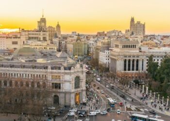 orasul-din-europa-cu-3.000-de-ore-de-soare-pe-an-si-unele-dintre-cele-mai-bune-baruri-din-lume