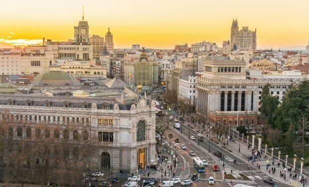 orasul-din-europa-cu-3.000-de-ore-de-soare-pe-an-si-unele-dintre-cele-mai-bune-baruri-din-lume