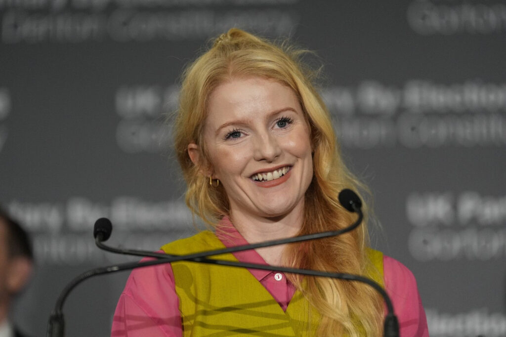 o-instalatoare-a-ajuns-deputata-in-parlamentul-britanic-victorie-istorica-a-partidului-verde-in-lupta-cu-laburistii-premierului-starmer-si-nationalistii-din-reform-uk-–-hotnews.ro