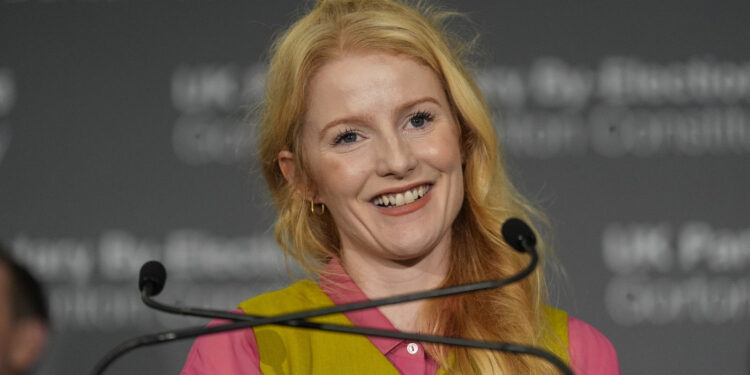 o-instalatoare-a-ajuns-deputata-in-parlamentul-britanic-victorie-istorica-a-partidului-verde-in-lupta-cu-laburistii-premierului-starmer-si-nationalistii-din-reform-uk-–-hotnews.ro