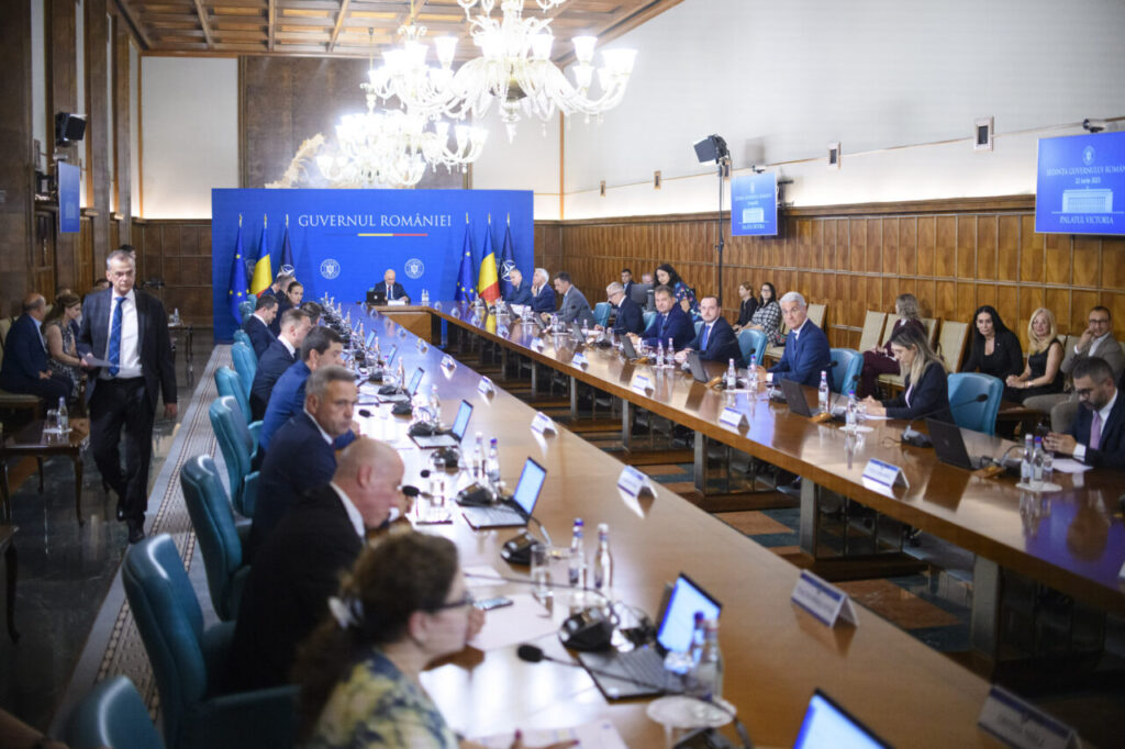 bolojan-a-adoptat-oug-ul-reducerii-impozitelor-fara-avize.-proiectul-a-fost-atasat-de-alt-oug-surse