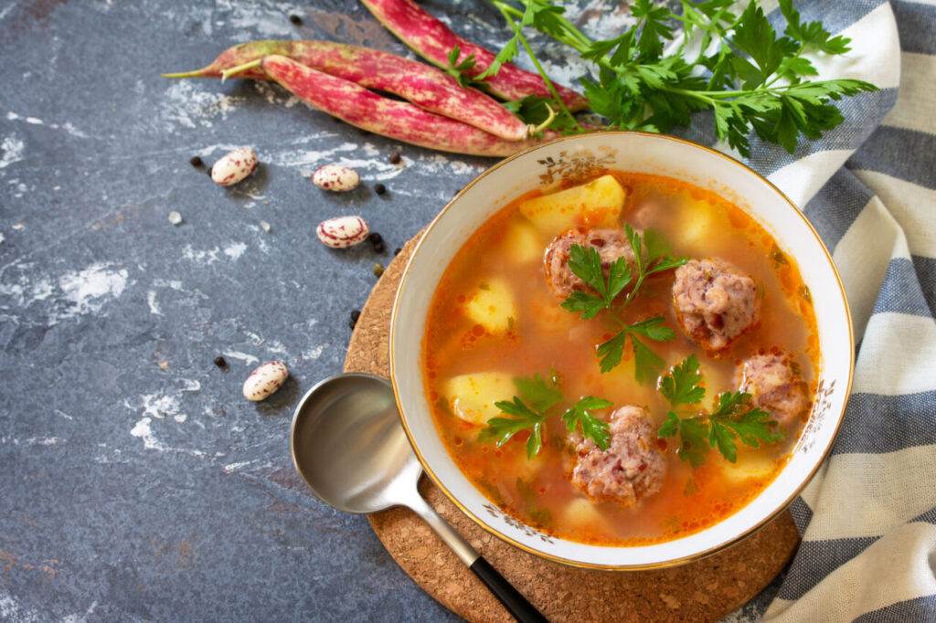 ciorba-de-perisoare-de-post-este-un-festin,-nu-o-solutie-de-avarie.-nu-ai-voie-s-o-ratezi