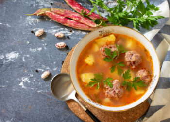 ciorba-de-perisoare-de-post-este-un-festin,-nu-o-solutie-de-avarie.-nu-ai-voie-s-o-ratezi