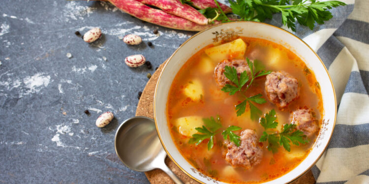 ciorba-de-perisoare-de-post-este-un-festin,-nu-o-solutie-de-avarie.-nu-ai-voie-s-o-ratezi