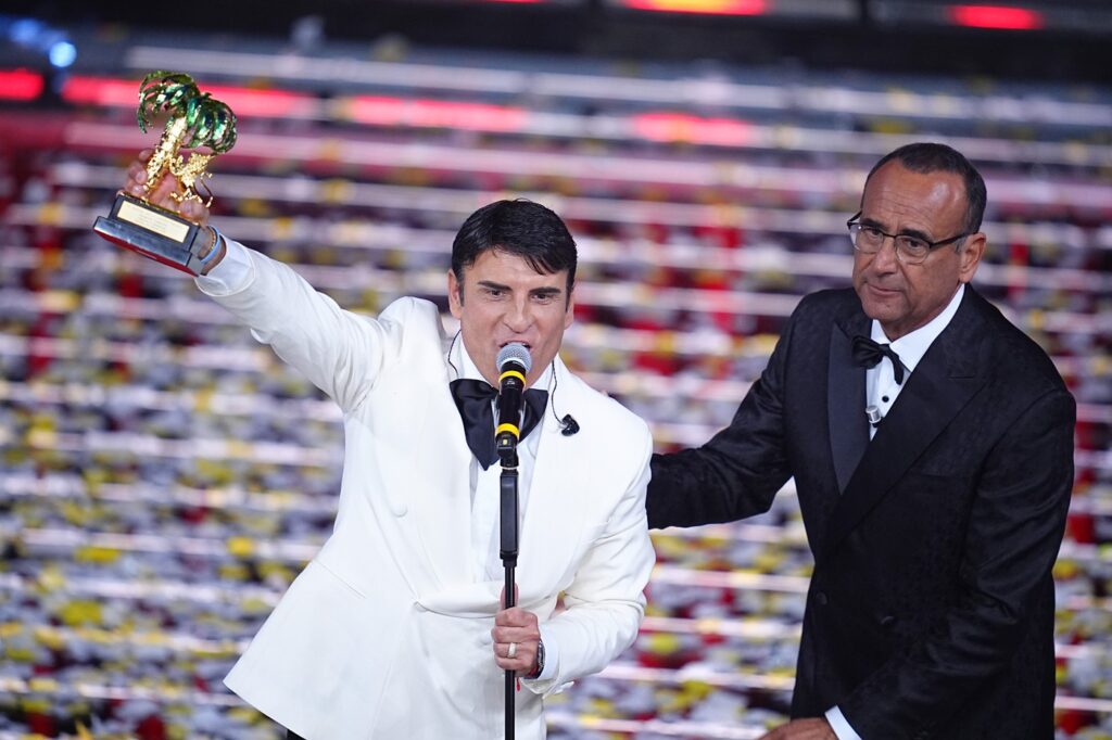 video-sal-da-vinci-castiga-festivalul-de-la-sanremo-2026:-dedic-acest-premiu-familiei-si-orasului-meu,-napoli-–-hotnews.ro