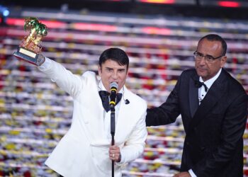 video-sal-da-vinci-castiga-festivalul-de-la-sanremo-2026:-dedic-acest-premiu-familiei-si-orasului-meu,-napoli-–-hotnews.ro