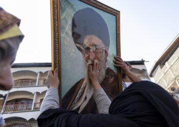 atacul-din-iran:-cum-l-au-depistat-si-omorat-sua-si-israel-pe-ayatollahul-khamenei-de-obicei,-in-acel-moment,-nu-se-ataca-/-cui-au-aratat-fotografia-–-hotnews.ro