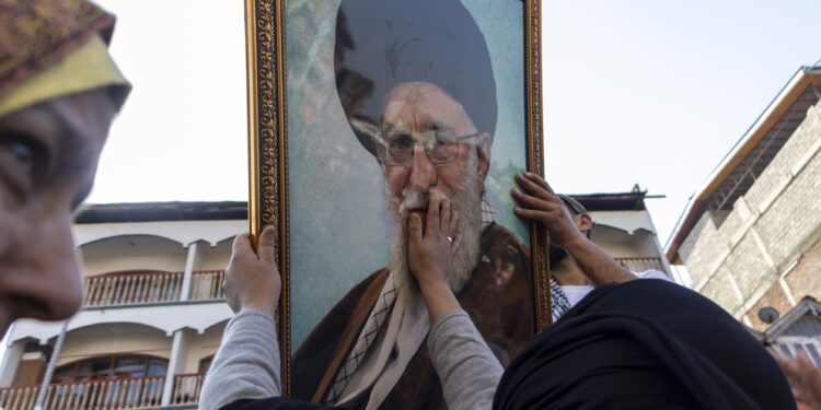 atacul-din-iran:-cum-l-au-depistat-si-omorat-sua-si-israel-pe-ayatollahul-khamenei-de-obicei,-in-acel-moment,-nu-se-ataca-/-cui-au-aratat-fotografia-–-hotnews.ro