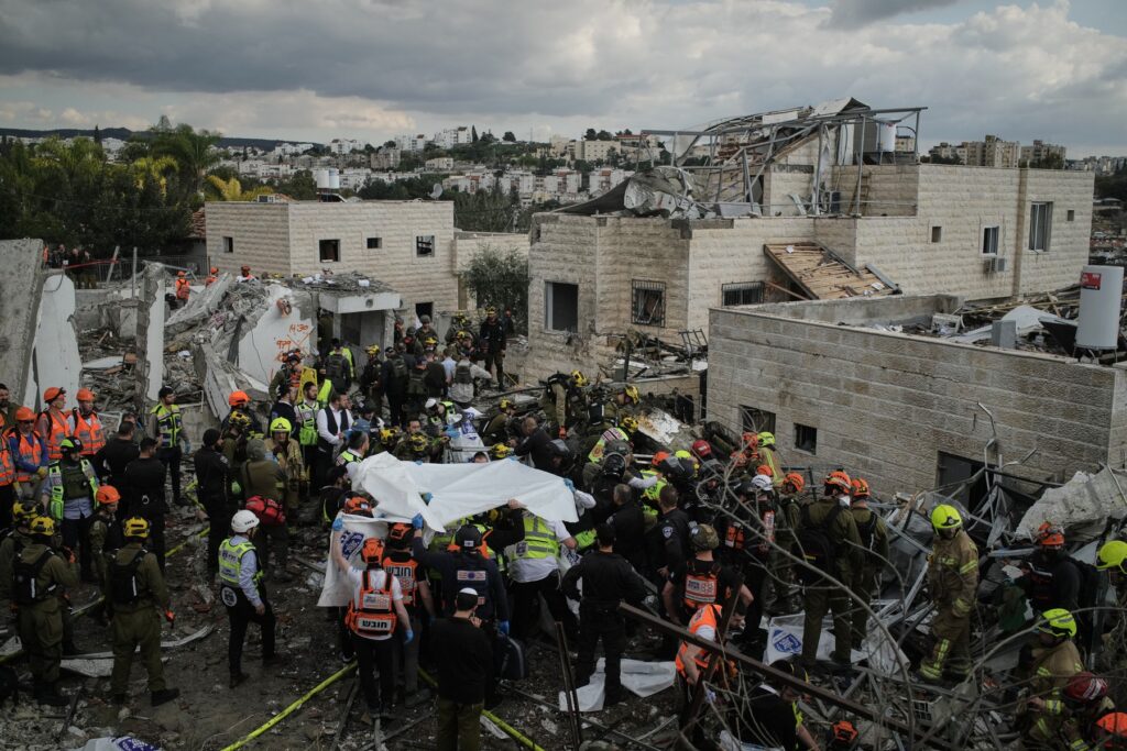 video-riposta-iranului:-opt-oameni-au-murit-duminica-in-israel-intr-un-atac-cu-racheta-/-trei-oameni-ucisi-in-uae-si-unul-in-kuwait-/-zeci-de-raniti,-sute-de-rachete-si-drone-lansate-–-hotnews.ro