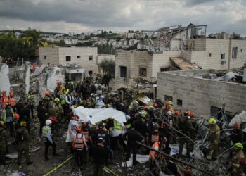 video-riposta-iranului:-opt-oameni-au-murit-duminica-in-israel-intr-un-atac-cu-racheta-/-trei-oameni-ucisi-in-uae-si-unul-in-kuwait-/-zeci-de-raniti,-sute-de-rachete-si-drone-lansate-–-hotnews.ro