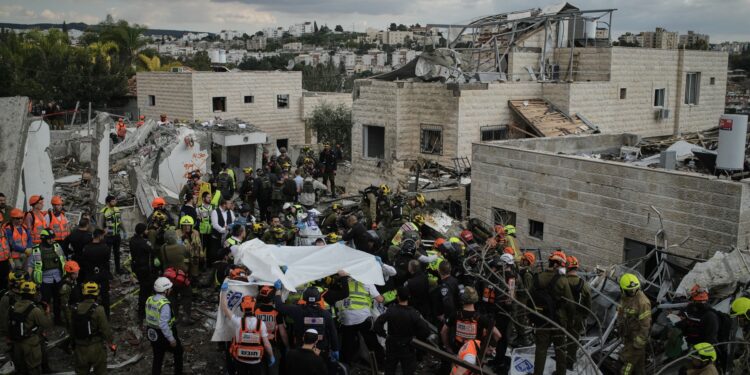 video-riposta-iranului:-opt-oameni-au-murit-duminica-in-israel-intr-un-atac-cu-racheta-/-trei-oameni-ucisi-in-uae-si-unul-in-kuwait-/-zeci-de-raniti,-sute-de-rachete-si-drone-lansate-–-hotnews.ro