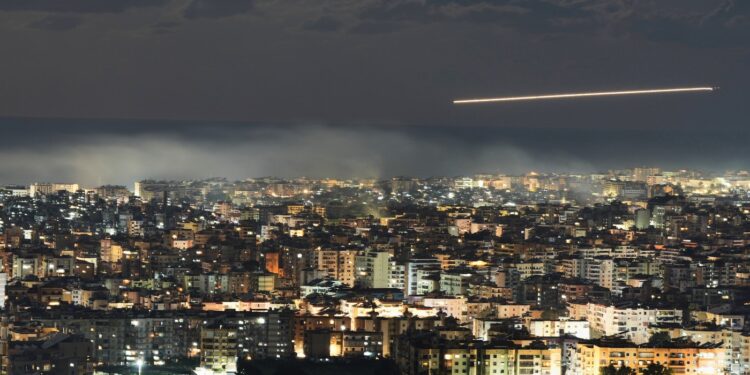 live-explozii-puternice-in-beirut-la-primele-ore-ale-diminetii-/-israelul-bombardeaza-suburbiile-controlate-de-hezbollah-/-trump-anunta-represalii-impotriva-iranului-dupa-uciderea-unor-militari-sua-/-ordin-de-evacuare-in-50-de-sate-–-hotnews.ro