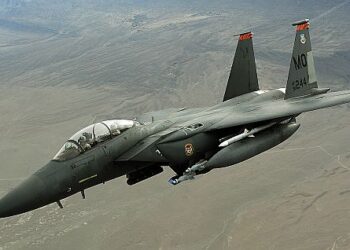 video-avioane-de-lupta-americane-s-au-prabusit-in-kuweit,-anunta-autoritatile-un-f-15e-strike-eagle,-filmat-cand-pica-langa-o-baza-sua-–-hotnews.ro