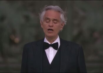 tenorul-andrea-bocelli,-intrare-spectaculoasa-la-festivalul-de-la-sanremo.-celebrul-artist-a-surprins-audienta-cu-aparitia-sazz