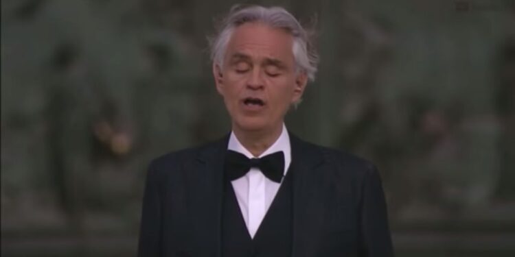 tenorul-andrea-bocelli,-intrare-spectaculoasa-la-festivalul-de-la-sanremo.-celebrul-artist-a-surprins-audienta-cu-aparitia-sazz