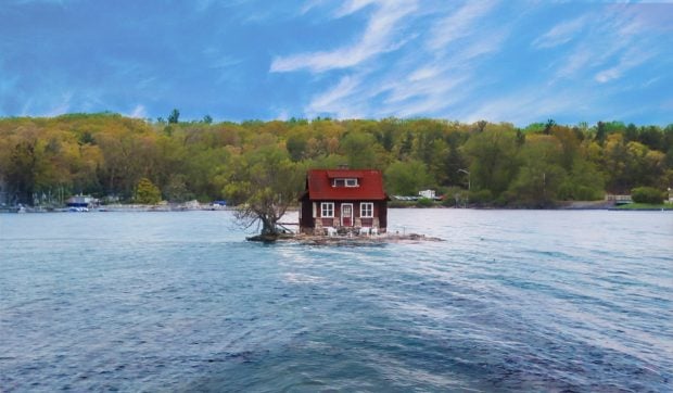 unde-se-afla-cea-mai-mica-insula-locuita-din-lume:-are-o-singura-casa,-un-copac-si-doua-scaune