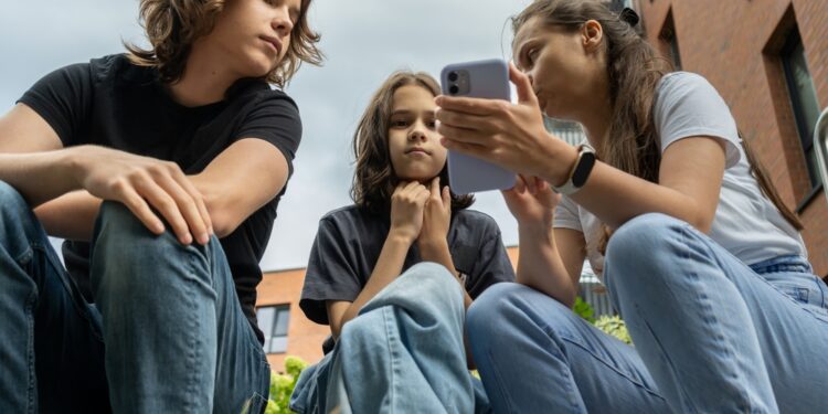 pe-cine-dai-vina-cand-copilul-scrie-mesaje-pline-de-greseli-si-vorbeste-prost-romaneste?-pe-scoala,-pe-parinte,-pe-whatsapp?-explicatiile-si-solutiile-lingvistei-corina-popa-–-hotnews.ro