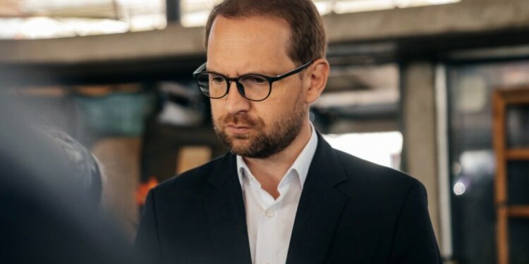 dominic-fritz-vrea-sa-scoata-pacanelele-de-langa-scoli:-trei-sferturi-dintre-ele-sunt-la-mai-putin-de-500-de-metri