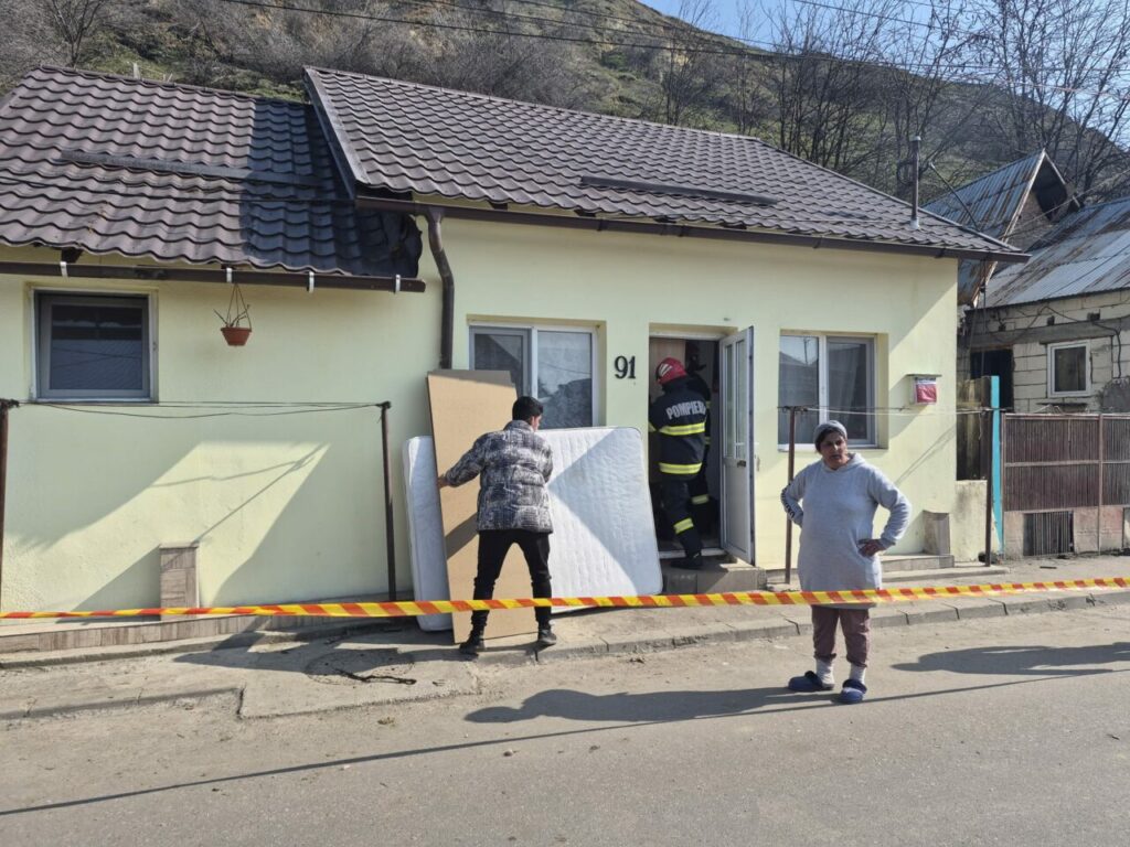 situatia-ramane-critica-la-slatina,-unde-a-avut-loc-o-alunecare-de-teren-pe-un-versant-al-dealului-gradiste.oamenii-nu-vor-sa-stea-in-containere