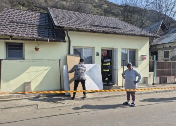 situatia-ramane-critica-la-slatina,-unde-a-avut-loc-o-alunecare-de-teren-pe-un-versant-al-dealului-gradiste.oamenii-nu-vor-sa-stea-in-containere