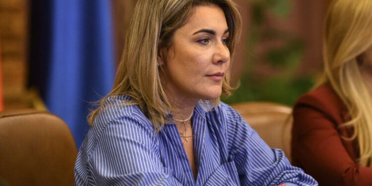 gianina-serban-(deputat-aur):-cerem-demisia-ministrului-de-externe-oana-toiu!-cetatenii-romani-nu-pot-fi-tratati-cu-dispret