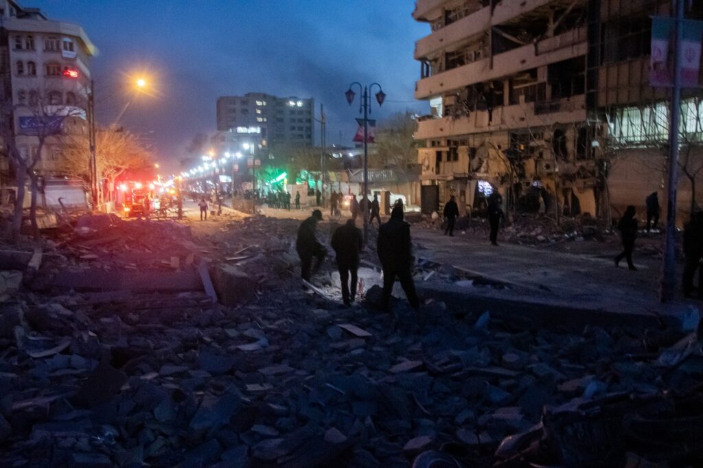 daca-nu-se-opresc,-teheranul-va-deveni-gaza-marturii-din-iran-dupa-cea-mai-grea-noapte-de-bombardamente-–-hotnews.ro