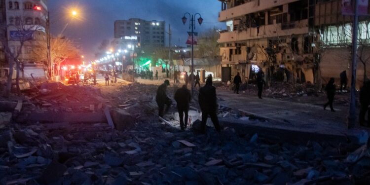 daca-nu-se-opresc,-teheranul-va-deveni-gaza-marturii-din-iran-dupa-cea-mai-grea-noapte-de-bombardamente-–-hotnews.ro