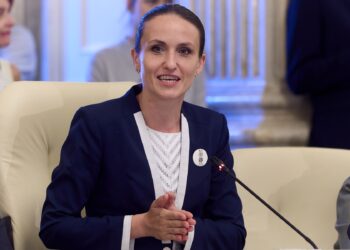 peste-1000-de-romani-s-au-intors-din-orientul-mijlociu-oana-toiu:-nu-avem-raportari-care-sa-indice,-niciunde-in-lume,-ca-un-minor-ar-fi-fost-dat-jos-–-hotnews.ro