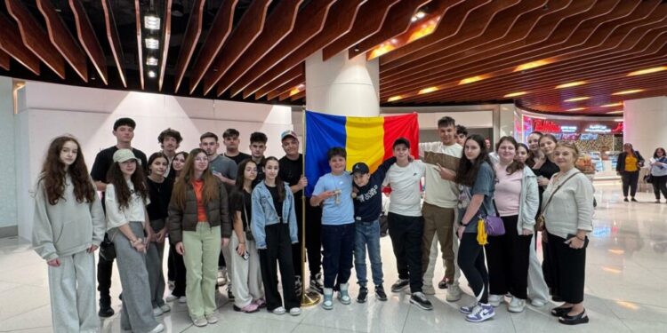 update:-avionul-care-i-a-adus-acasa-pe-elevii-romani-aflati-in-vacanta-la-dubai-a-aterizat-la-bucuresti-|-300-de-copii-inca-sunt-in-atentia-autoritatilor-consulare