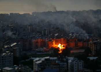 explozii-in-dubai-si-manama,-atacuri-aeriene-intense-la-teheran-israelul-loveste-buncarul-conducerii-iraniene-–-hotnews.ro